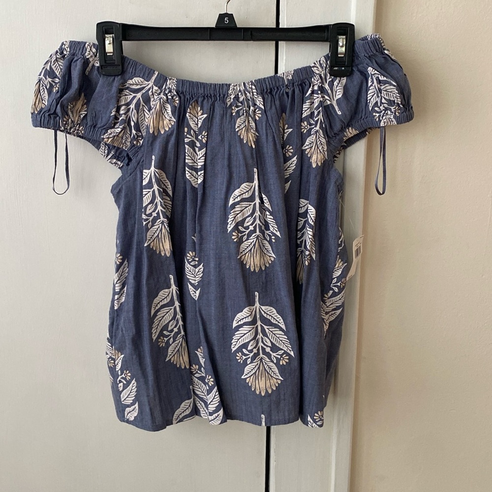 Brand new off the shoulder Old Navy top! So cute with a pair of white jeans!
